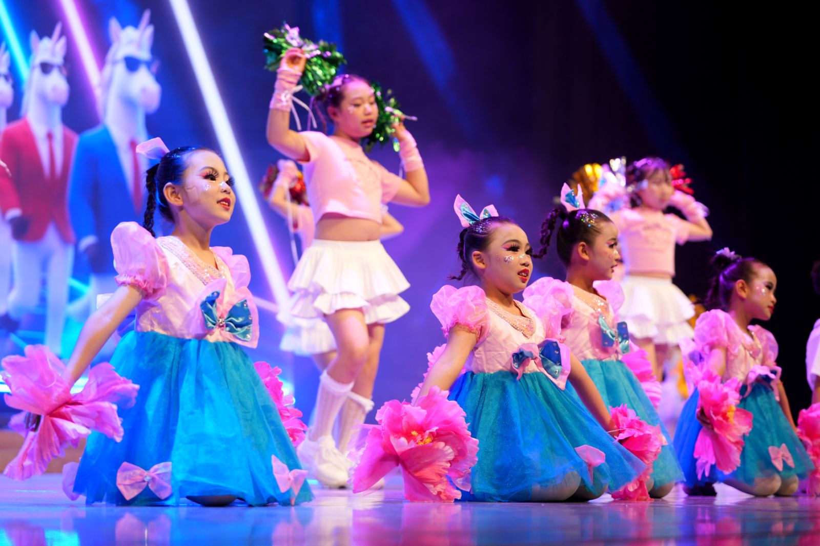 東京華舞舞踊学校 キッズダンス 舞台近景 1｜中国舞 東京・东京中国舞学校