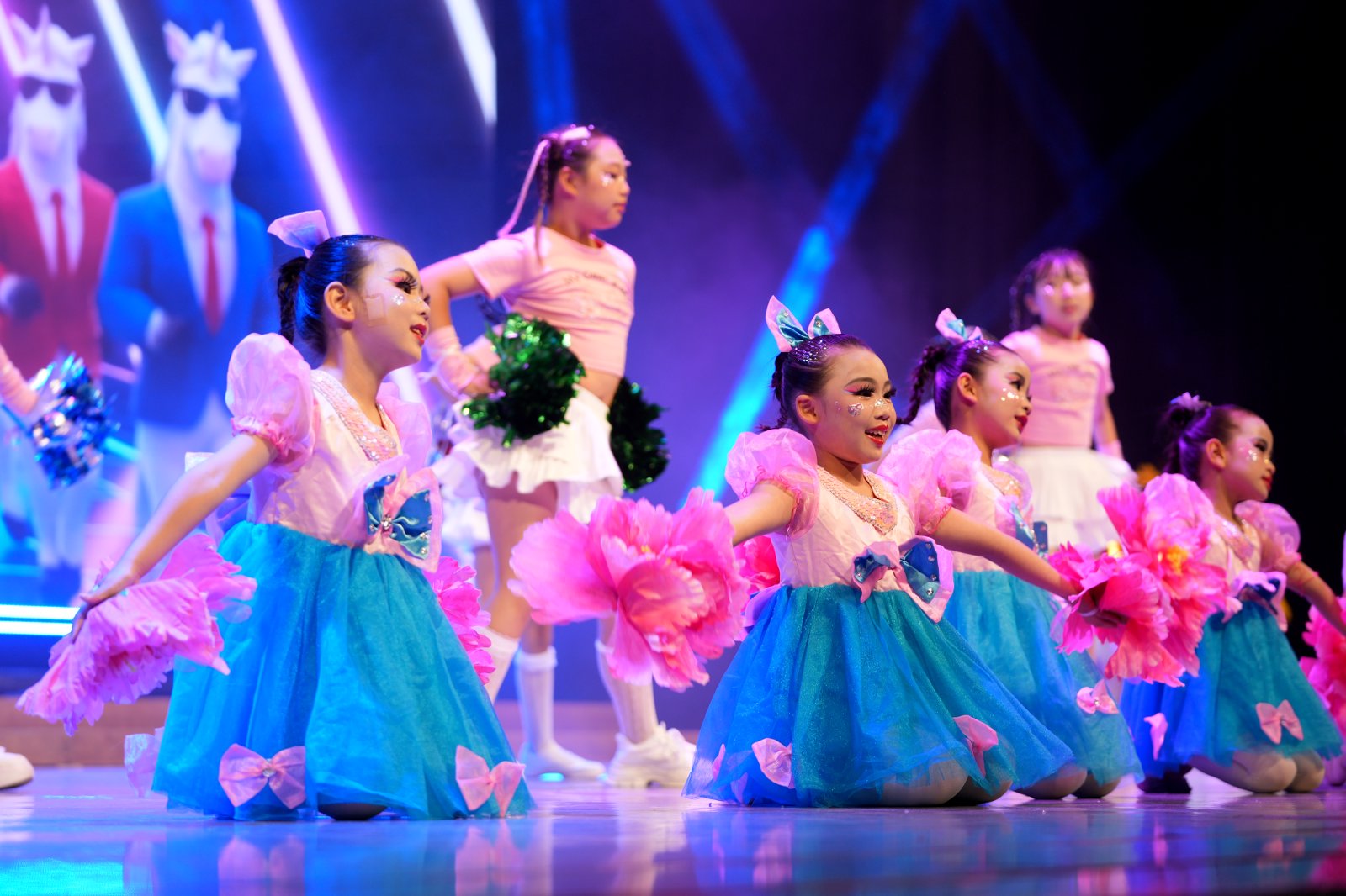 東京華舞舞踊学校 キッズダンス 舞台近景 2｜中国舞 東京・东京中国舞学校