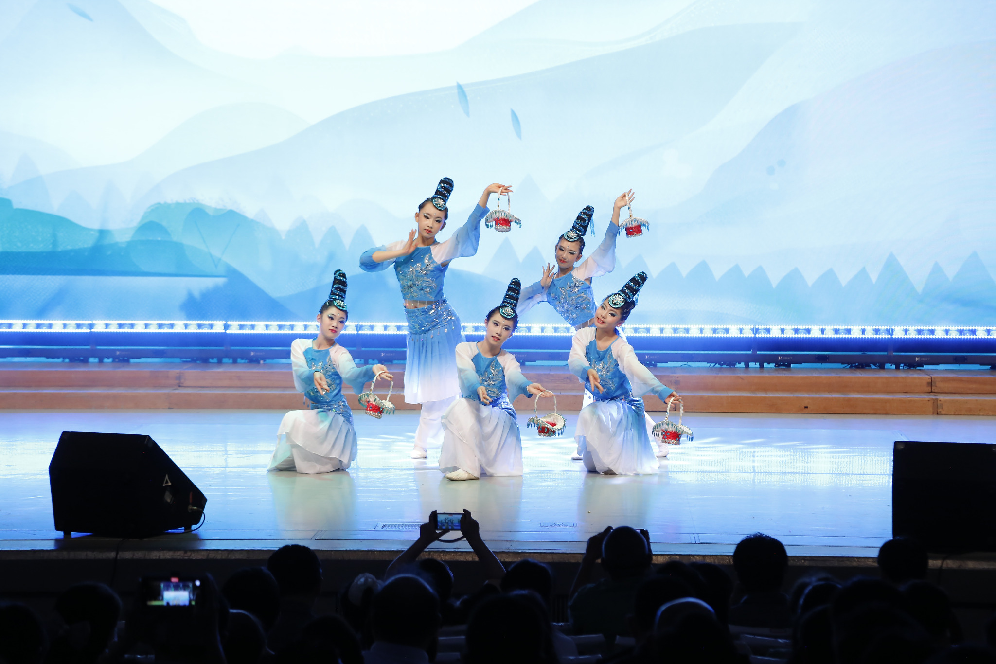 東京華舞舞踊学校 開場舞 楽しい祝日 中国舞踊ステージ写真 1