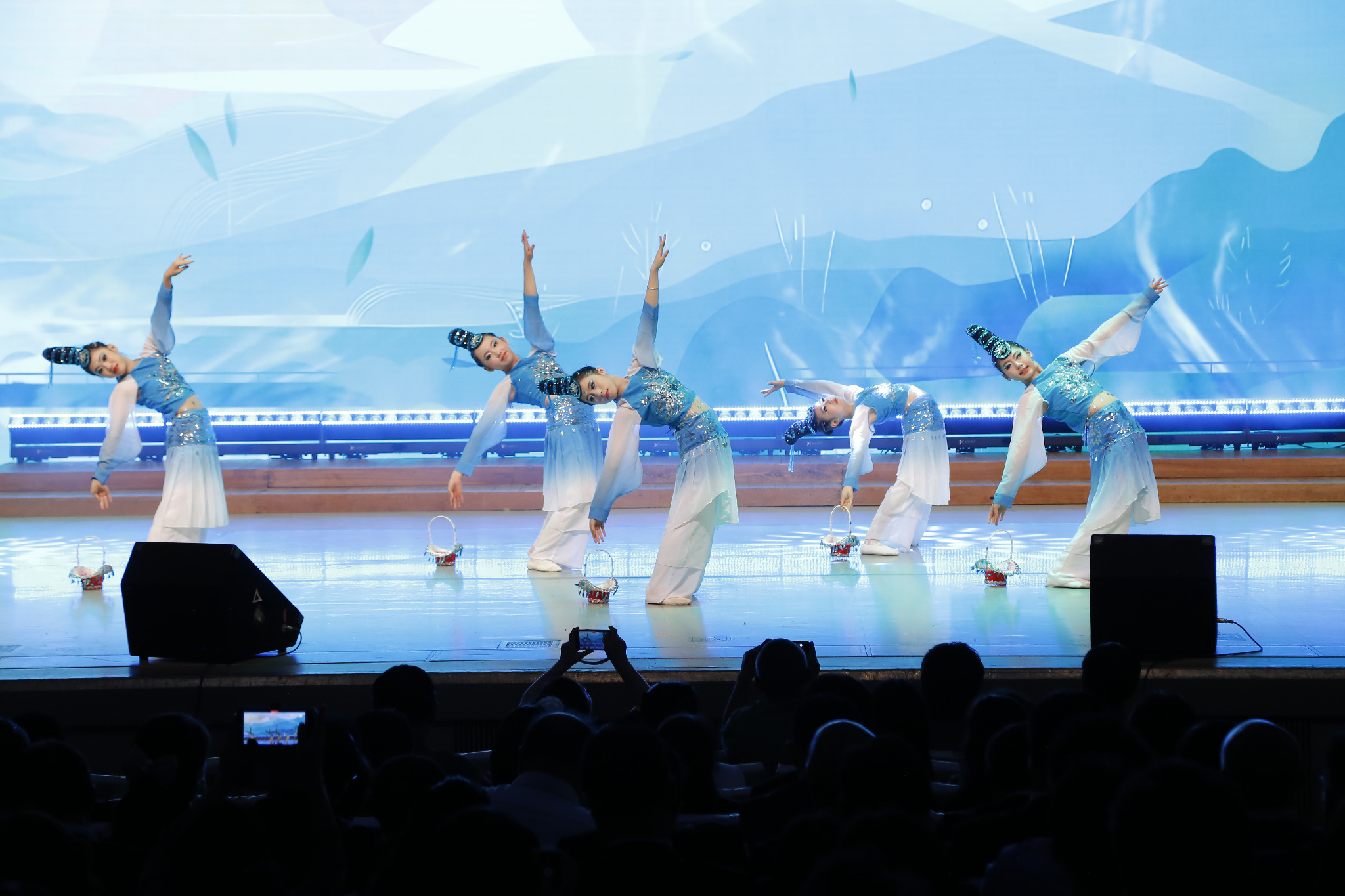 東京華舞舞踊学校 開場舞 楽しい祝日 中国舞踊ステージ写真 2